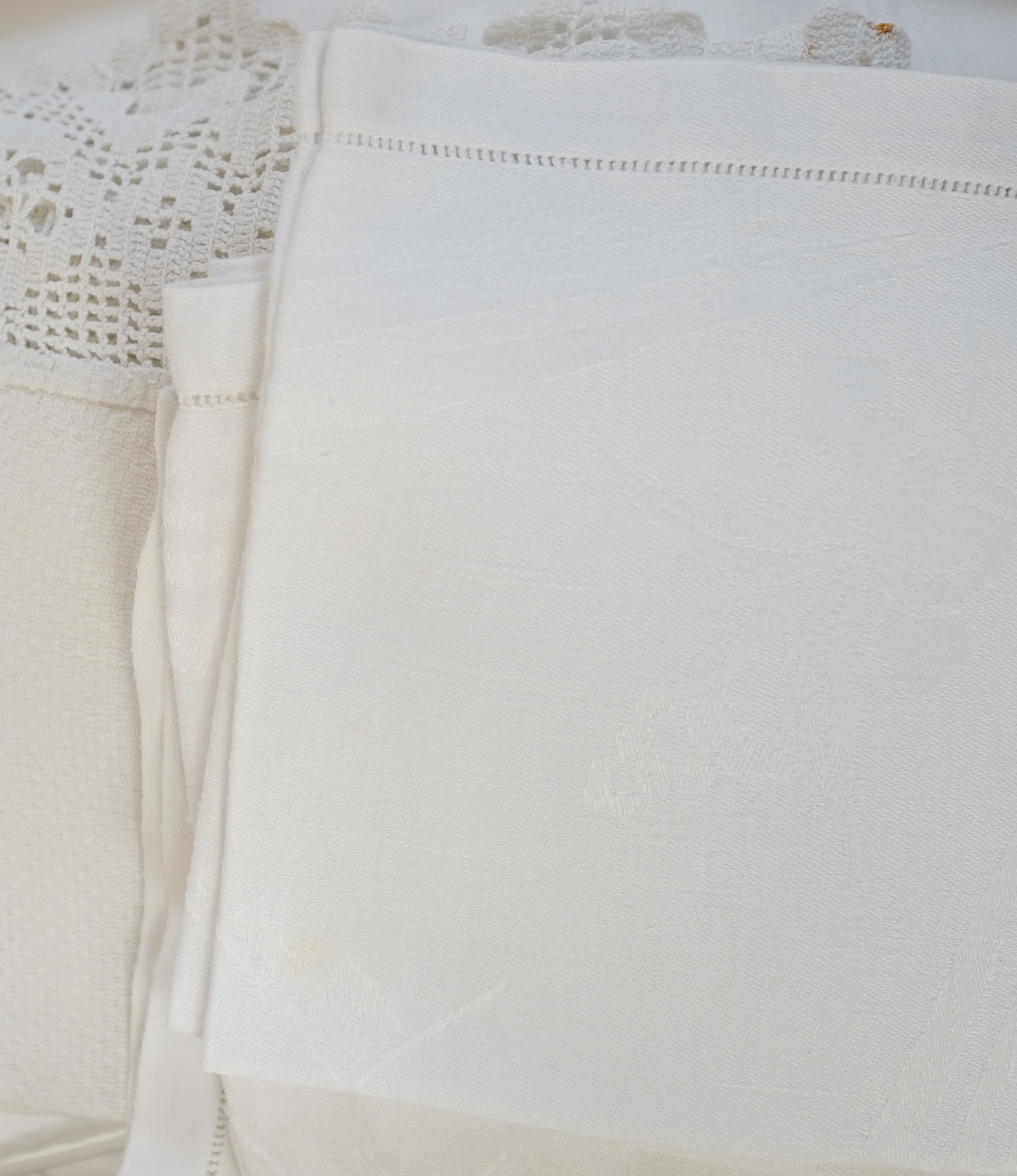 A collection of linen hand towels, table mats, etc. Condition - all laundered and appear in good condition